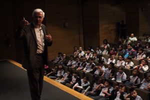 Bruno Monflier ante un público compuesto principalmente por niños. (Foto: Rolando Ísita).